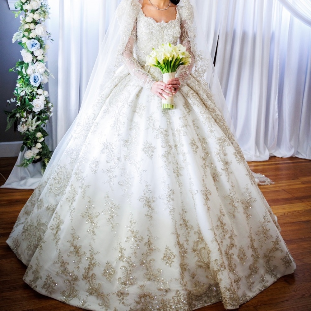 I am selling my wedding dress and veil all in great condition - Picture 3 of 5